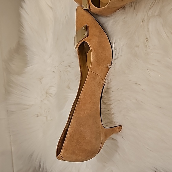 Trendy Talbots Nude Suede Heels - Picture 6 of 11